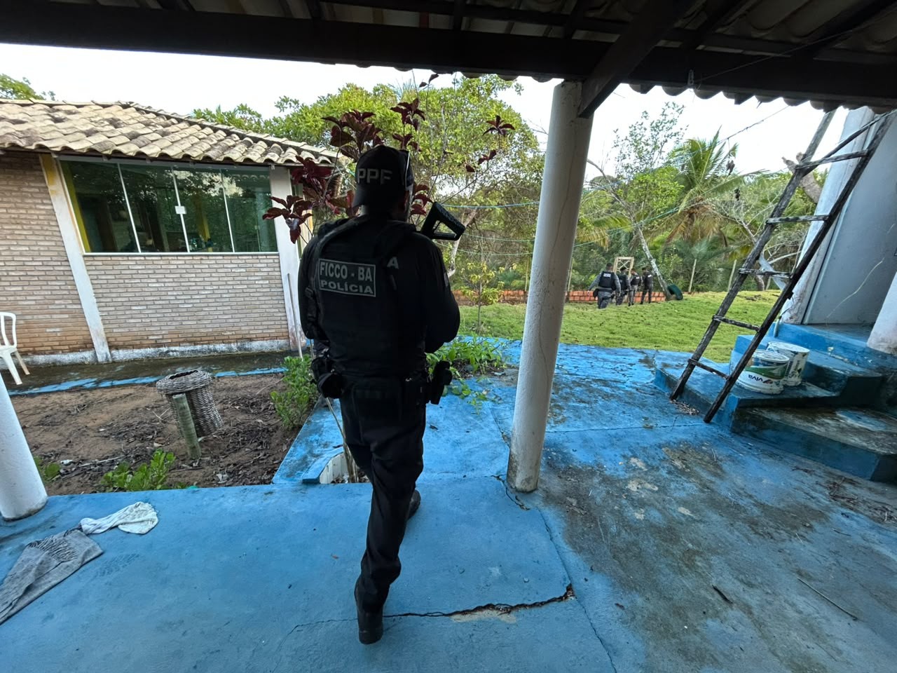 Homem apontado como responsável por vender e distribuir fuzis para grupos criminosos do Nordeste é preso na Bahia