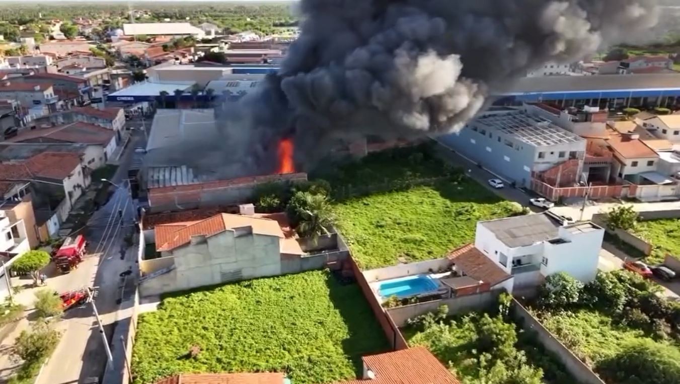 Incêndio de grandes proporções atinge depósito de ração animal no Ceará; vídeo