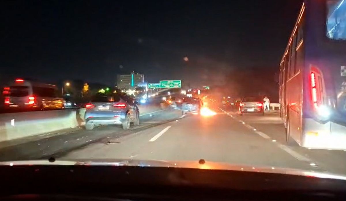 Carro bate, pega fogo e interdita trecho da marginal da Rodovia D. Pedro I, em Campinas