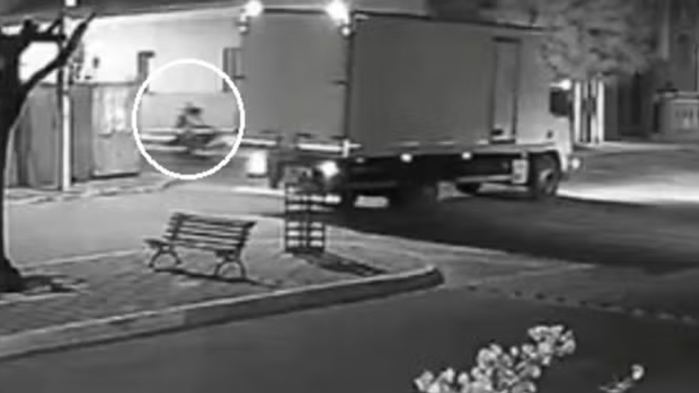 Primos morreram ao colidir a moto na lateral de caminhão na cidade de Ipu — Foto: Reprodução