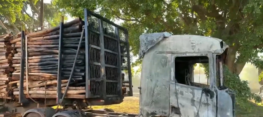 Caminhão com 74 toneladas de madeira pega fogo após bater contra carreta em rodovia de Limeira