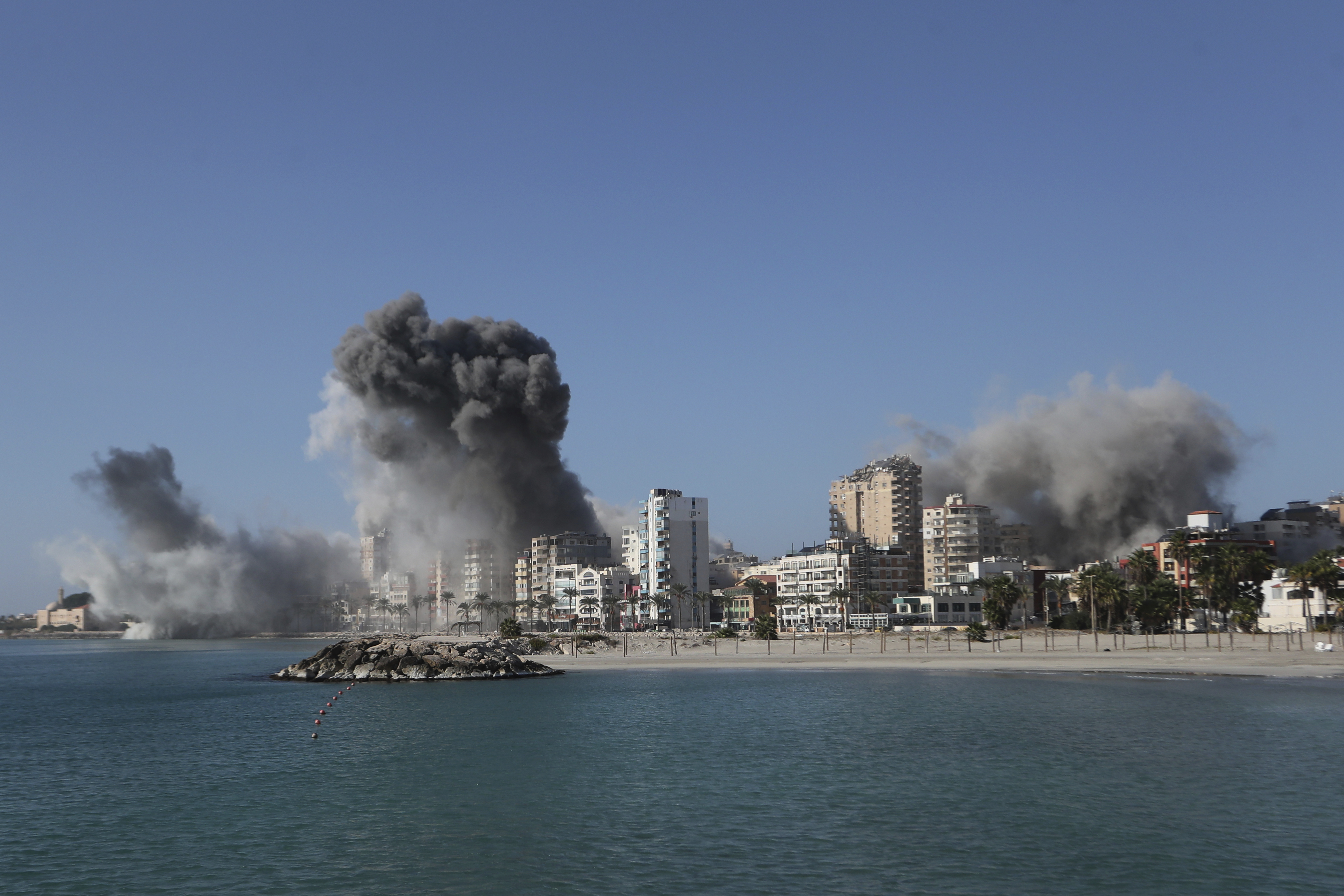 VÍDEO: Bombardeios israelenses levantam cortina de fumaça em 'cidade-fantasma' do sul do Líbano