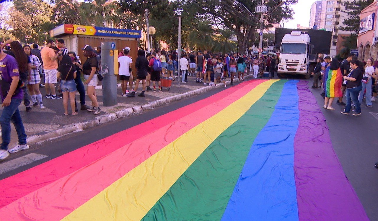 22ª Parada LGBT+ de Uberlândia ocorre no domingo e conta com apresentação de mais de 30 artistas