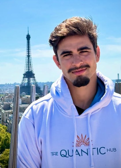 Lutador de MMA que viralizou ao imobilizar ladrão em Barcelona é acusado de violência por duas ex-namoradas; ele nega