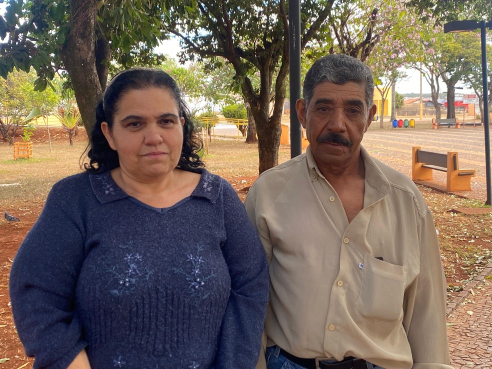 Solange e Divino dizem sonhar com diamantes e acreditam que podem encontrá-los pelas estradas da cidade. — Foto: Gabriel Reis/g1