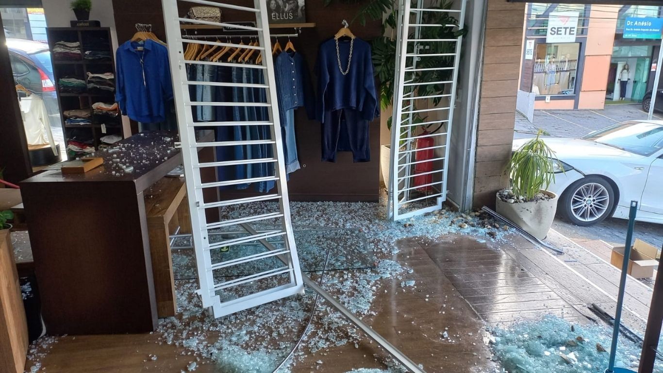 VÍDEO mostra momento que carro invade loja de roupas em Vinhedo