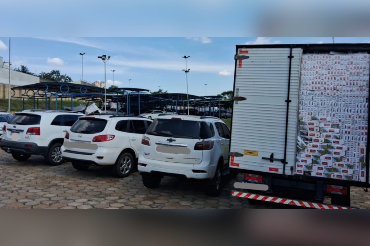 PM apreende caminhão carregado de cigarros contrabandeados e prende homem em Presidente Epitácio