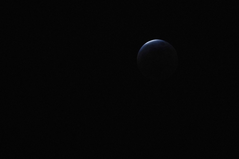Eclipse lunar total atinge seu estágio máximo em Portland, nos EUA — Foto: Jenny Kane/AP