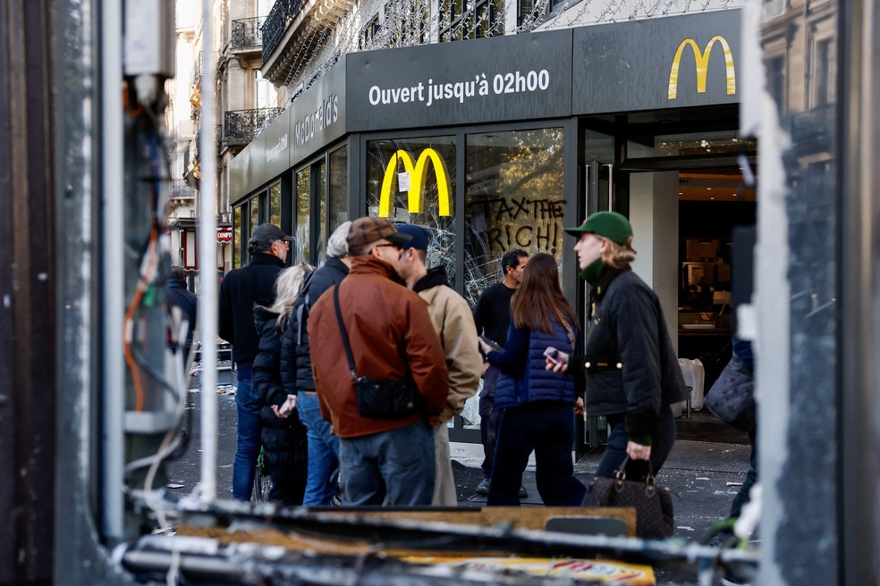 Lanchonete McDonalds depredada em protestos no sábado (17) em PAris — Foto: Benoit Tessier/Reuters