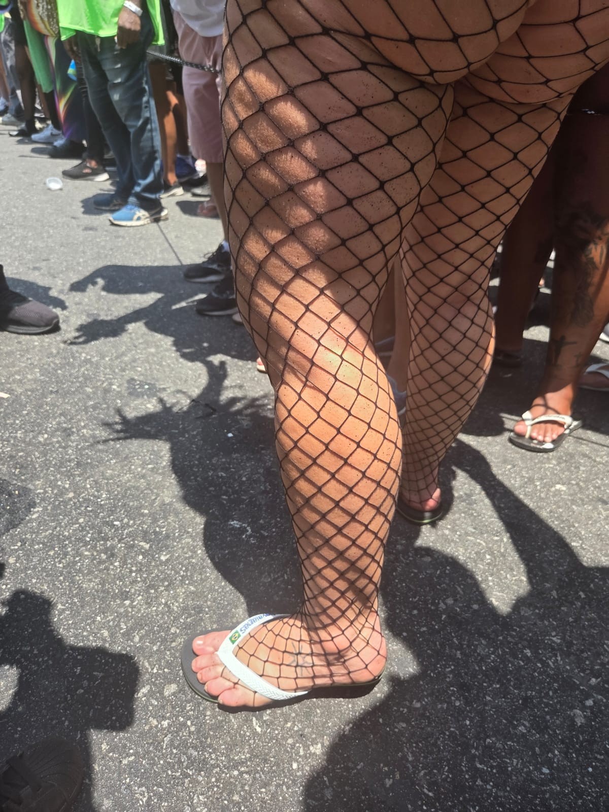 Paolla Oliveira, rainha do Cordão da Bola Preta, tira o salto e se joga no samba com foliões