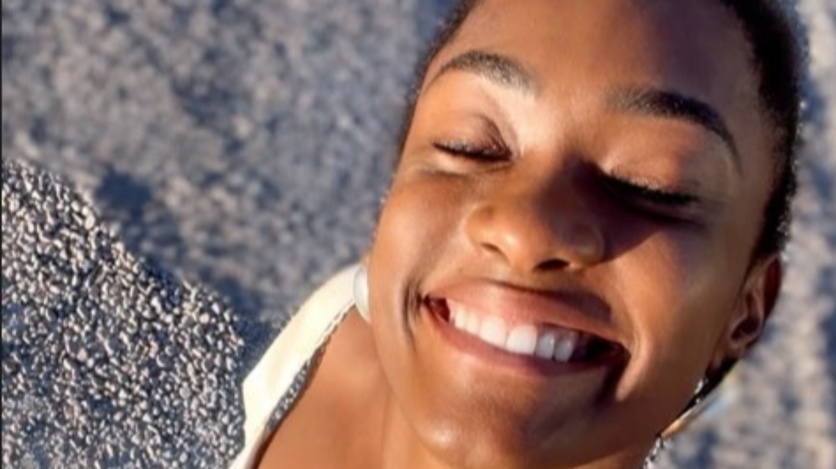 Erika Januza recebe alta após internação por infecção renal