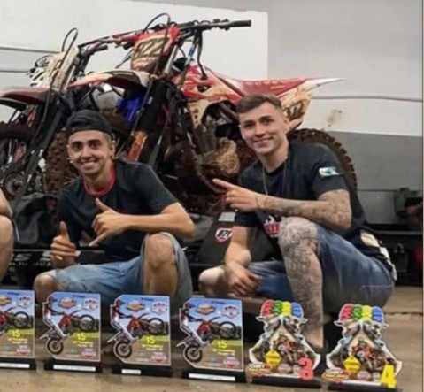 Amigos fãs de motos morrem em grave acidente enquanto voltavam de evento de motocross, no Paraná