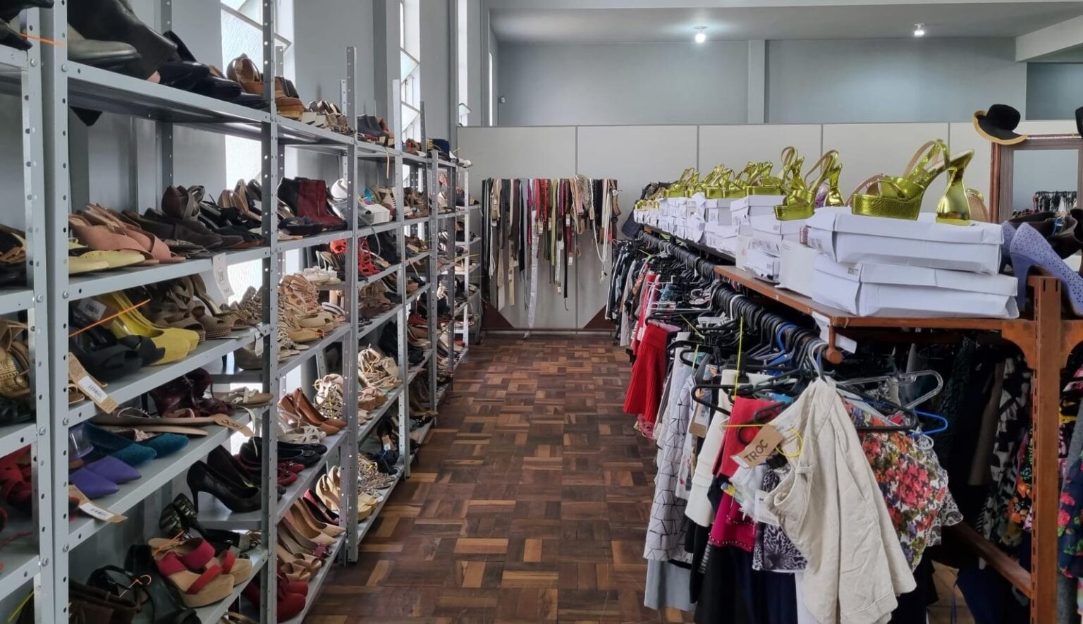 Bazar em Pinhais oferta peças de roupas com preços de R$ 10 a R$ 50 ...