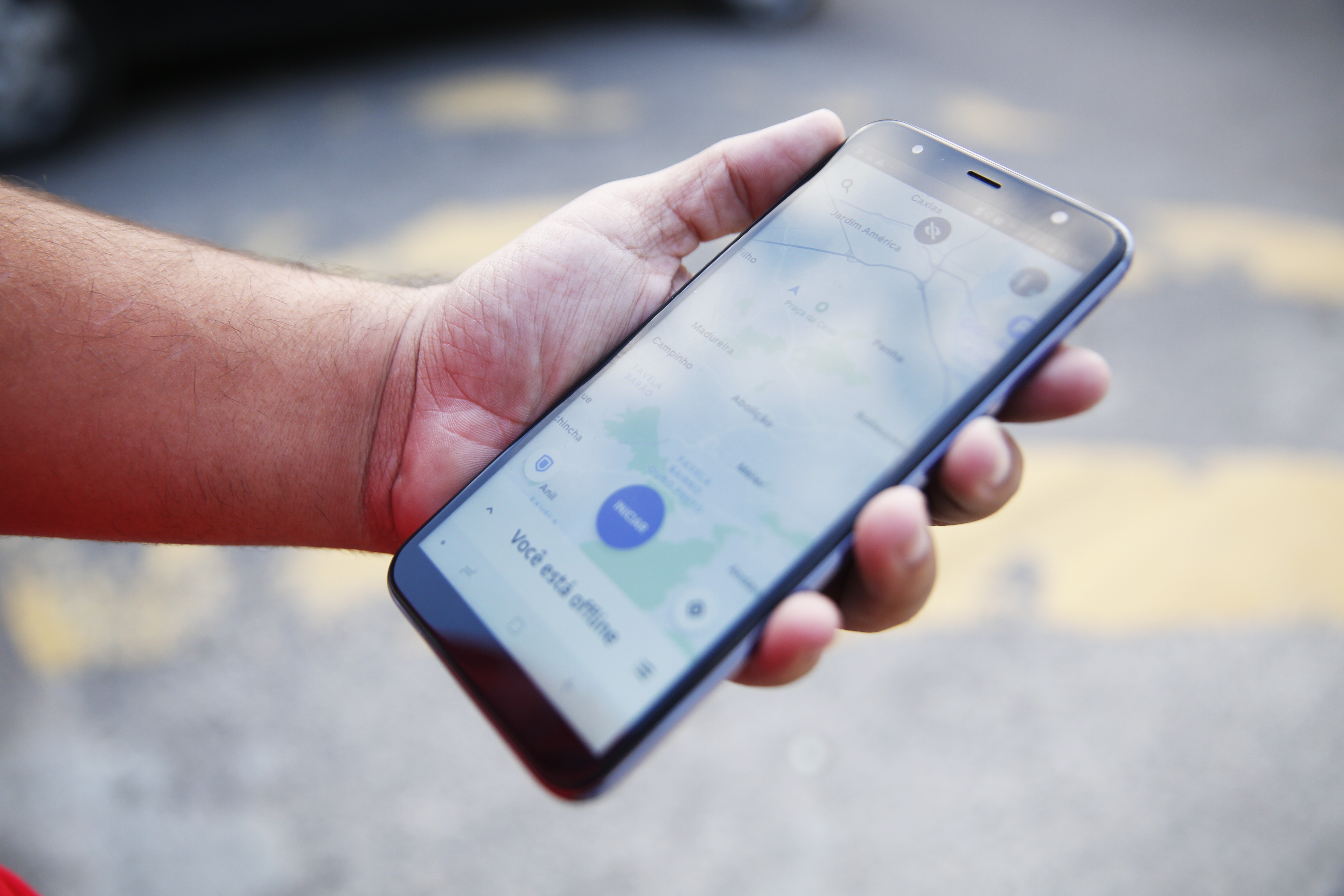 Mulher denuncia motorista de aplicativo por trancar portas e fazer ameaças