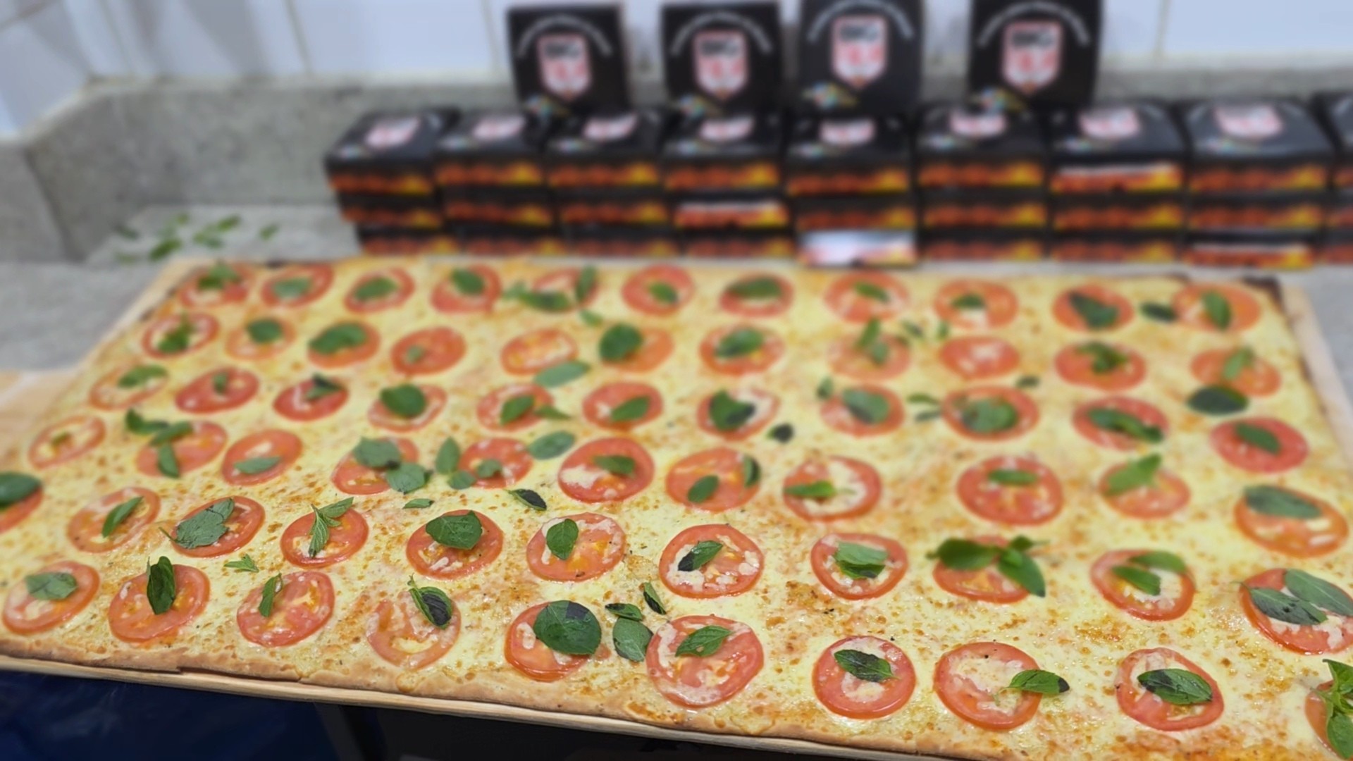 Mais de 160 metros e 11 mil fatias: como Balneário Camboriú quer bater recorde de maior pizza linear do Brasil