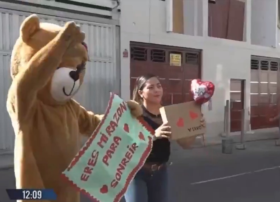 Policial se disfarça de ursinho romântico no Peru para prender suspeitos de tráfico de drogas. No cartaz, lê-se "Você é minha razão para sorrir". — Foto: Reprodução/Willax