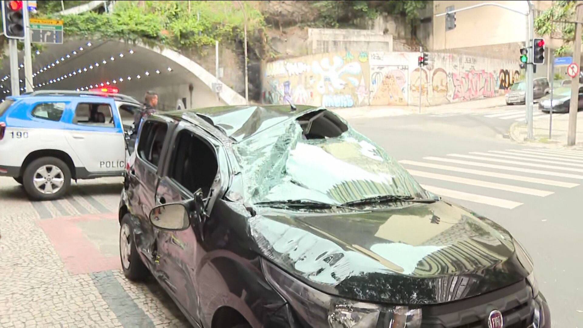 Acidente entre 2 carros deixa 4 feridos em Copacabana, Zona Sul do Rio