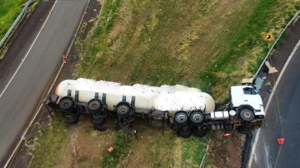 Carreta carregada de gás de petróleo tomba e interdita alça de acesso para a SP-333 no interior de SP