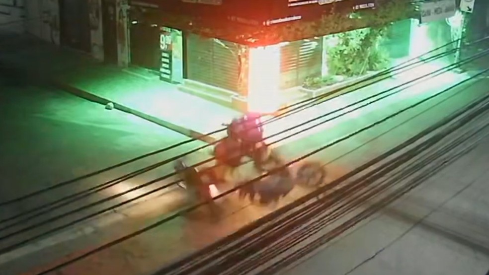 Um motociclista de 48 anos morreu após colidir com um entregador em um cruzamento no Bairro Demócrito Rocha, em Fortaleza. — Foto: Reprodução