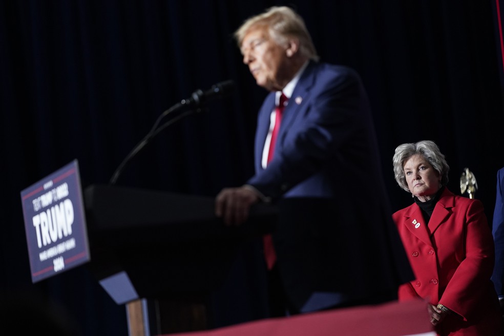 Susie Wiles, líder da campanha de Donald Trump nas eleições americanas de 2024, observa o candidato republicano durante discurso em 15 de janeiro de 2024. — Foto: AP Photo/Andrew Harnik