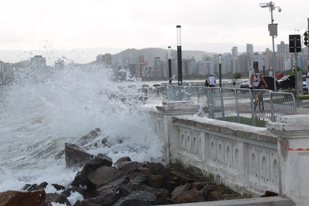 Santos, SP, entra em estado de alerta 
com previsão de ondas acima de 3 metros