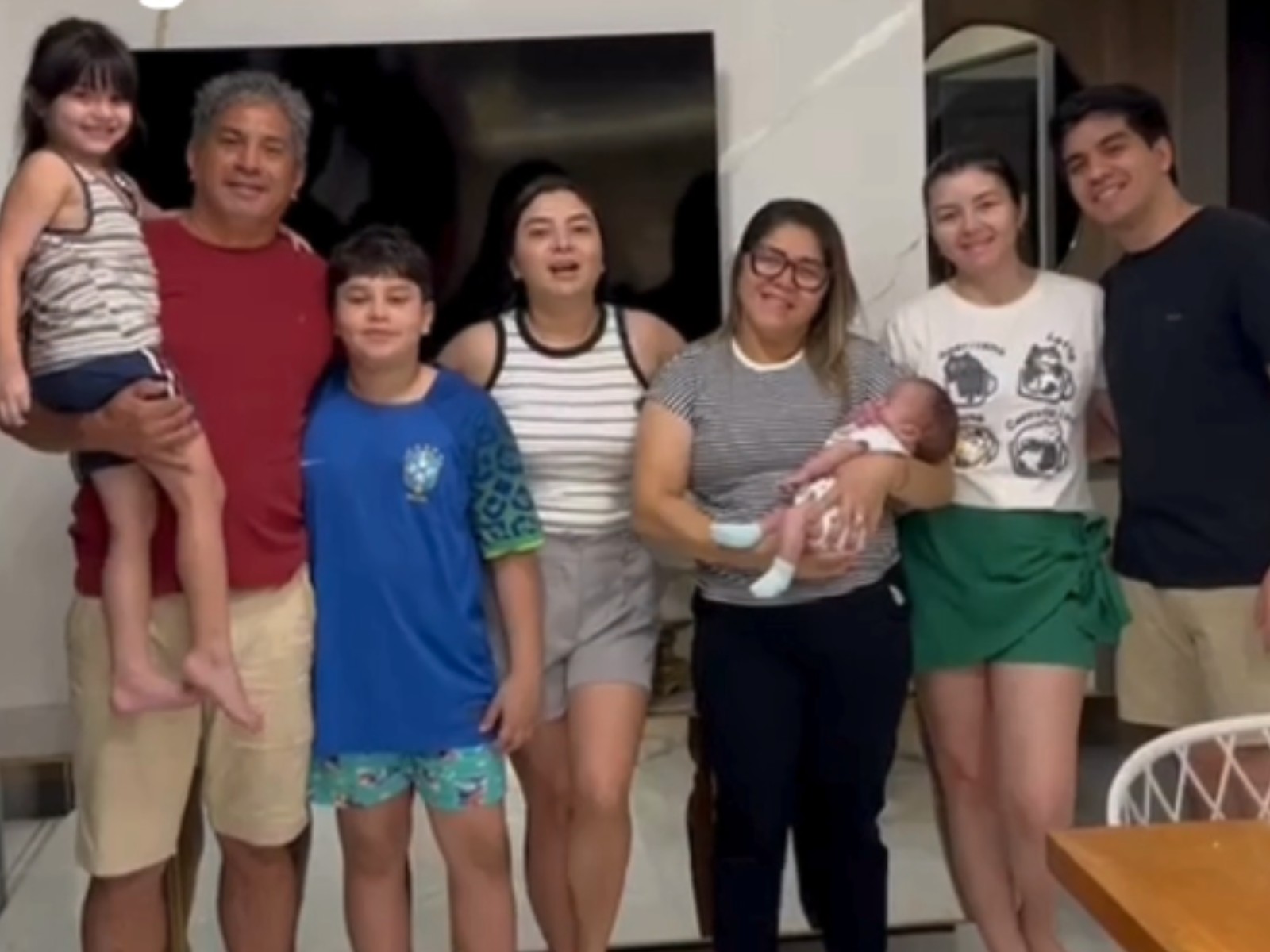 Empresária do AC faz anúncio surpresa de gravidez durante foto em família e vídeo viraliza: 'Presente de Natal'