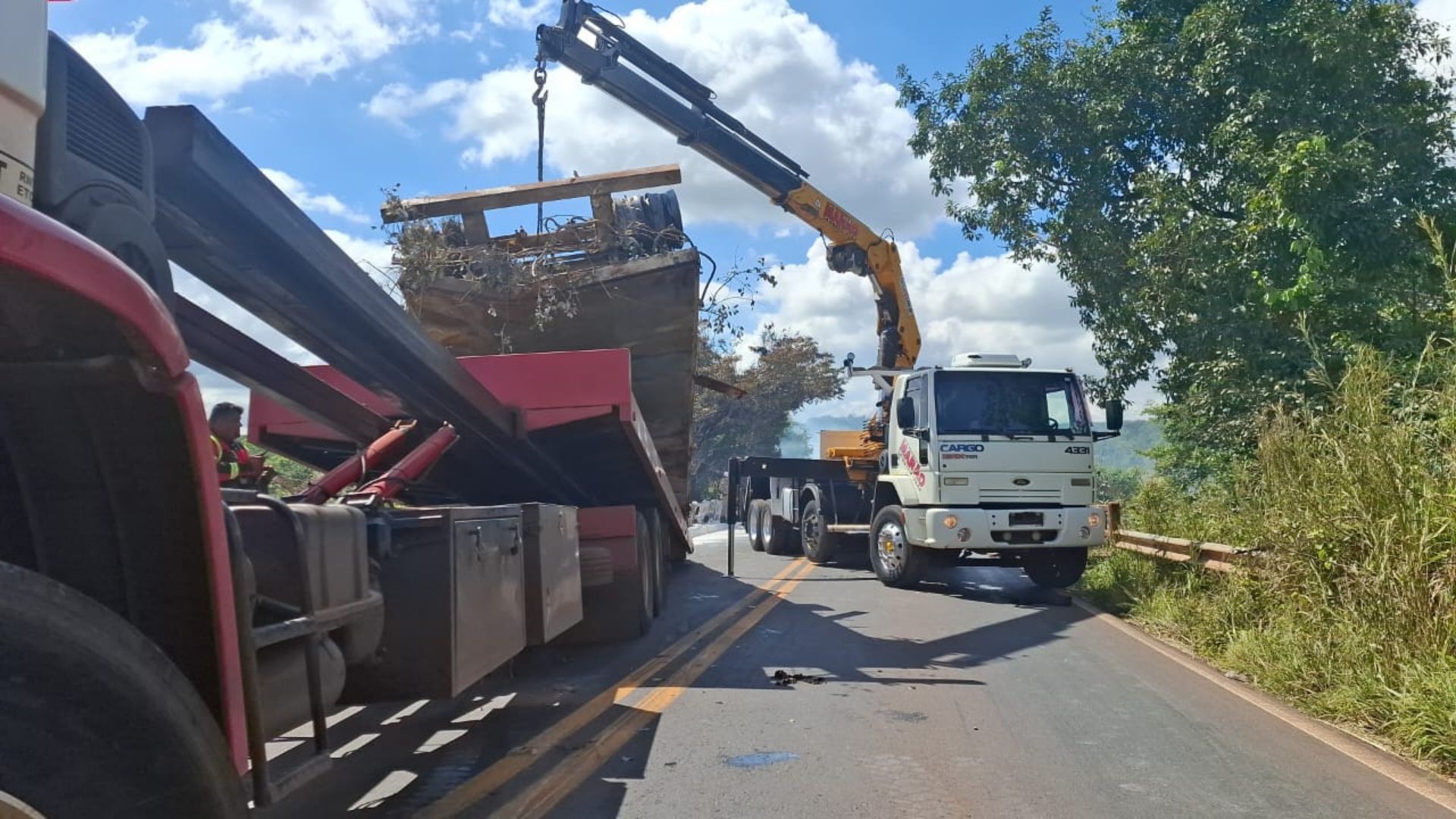 Trecho da MGC-497, entre Uberlândia e Prata, volta a ser interditado para remoção de carreta que pegou fogo