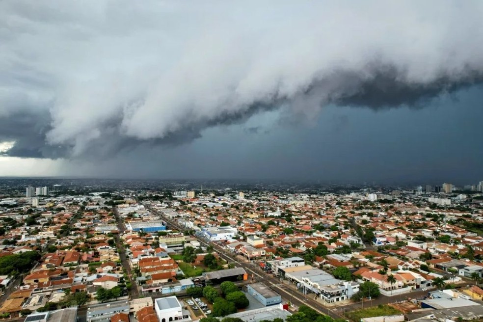 Ciclone extratropical e frente fria podem provocar temporais e rajadas de  vento acima de 80 km/h no Sul, SP e MS | G1