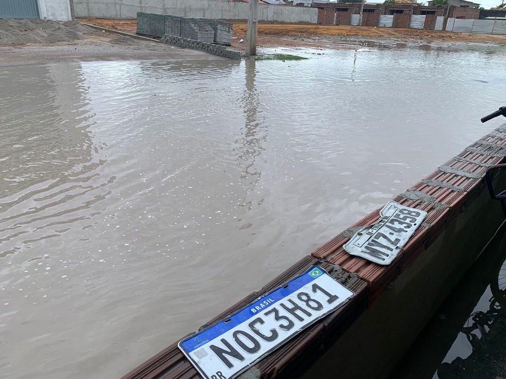 Placas caíram de carros que passaram por alagamento em Parnamirim, na Grande Natal — Foto: Gustavo Brendo/Inter TV Cabugi