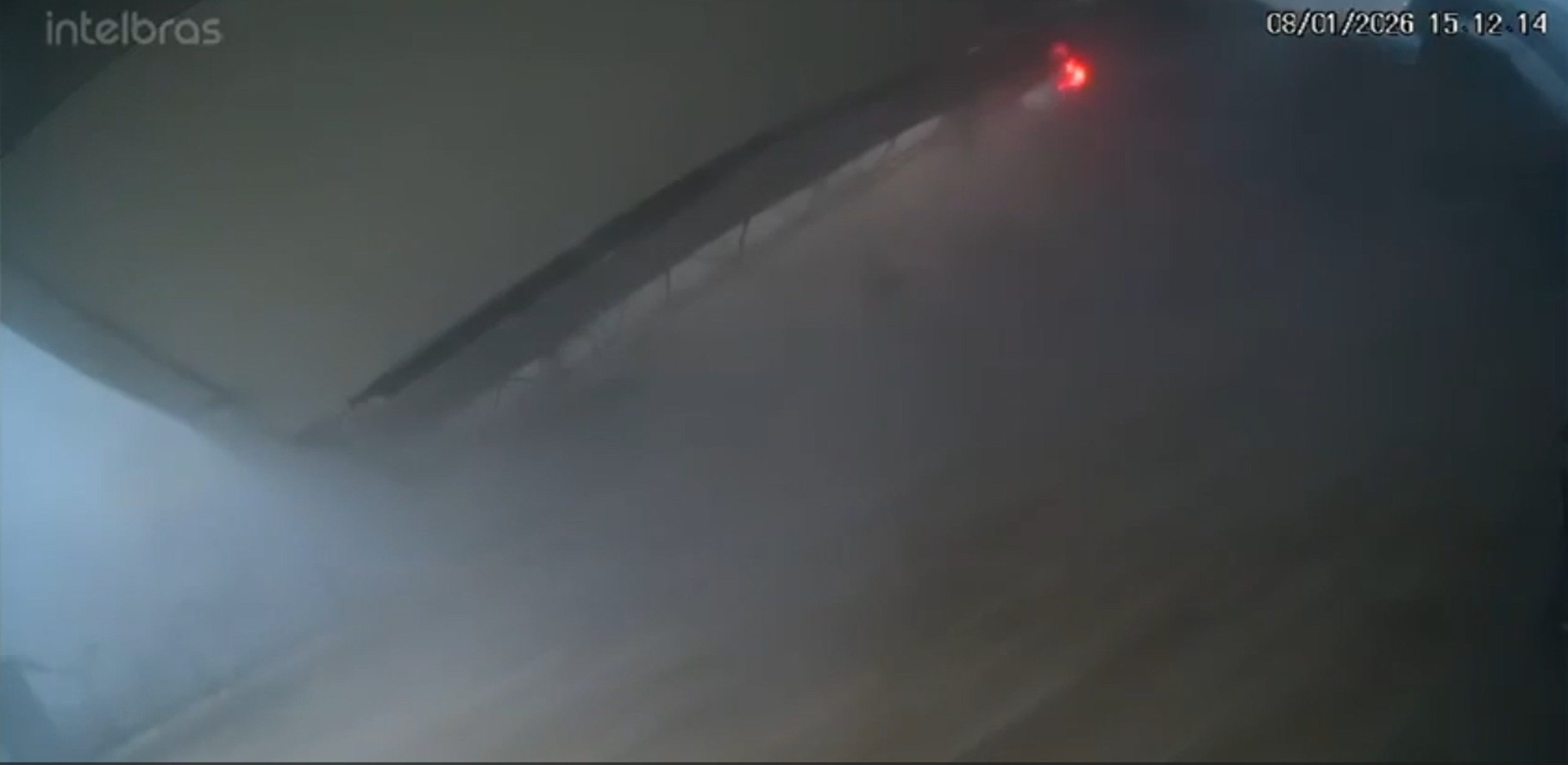 Câmera flagra momento em que telhado de posto cai em cima de carro durante temporal em SC