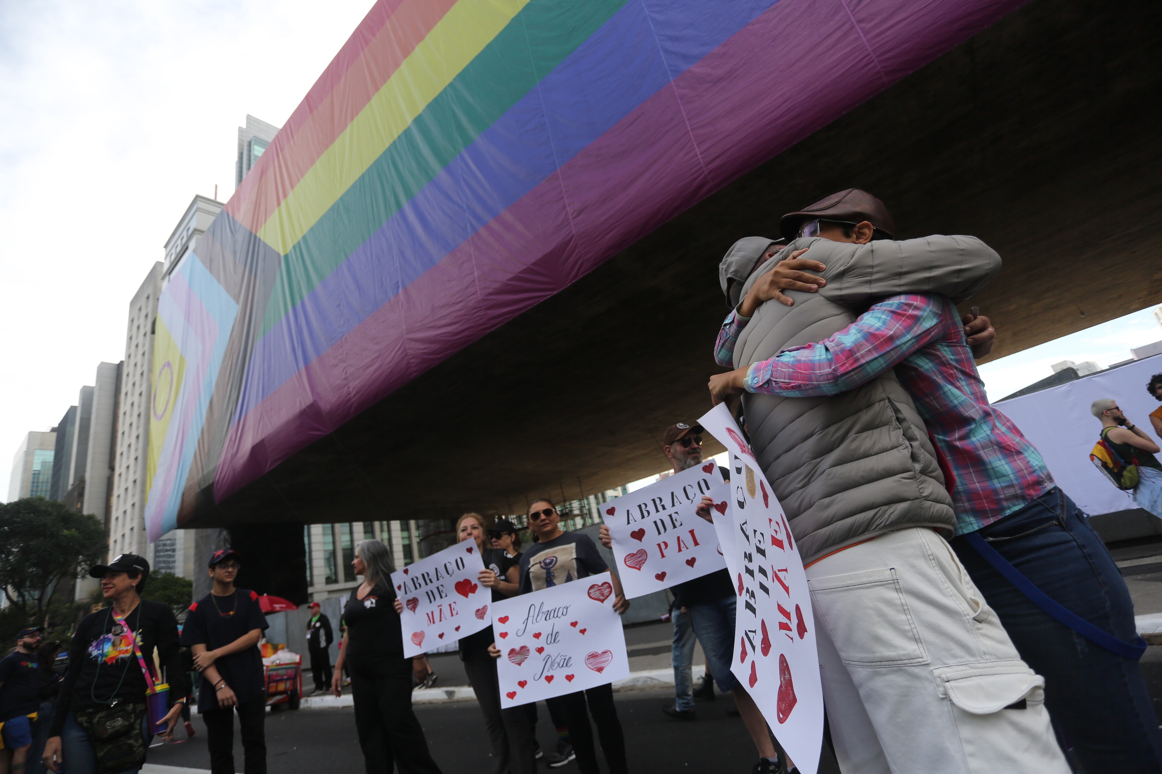 28ª Parada LGBT+ é marcada por presença de famílias, com mães e pais distribuindo abraços: 'amor pra quem não tem carinho em casa'  