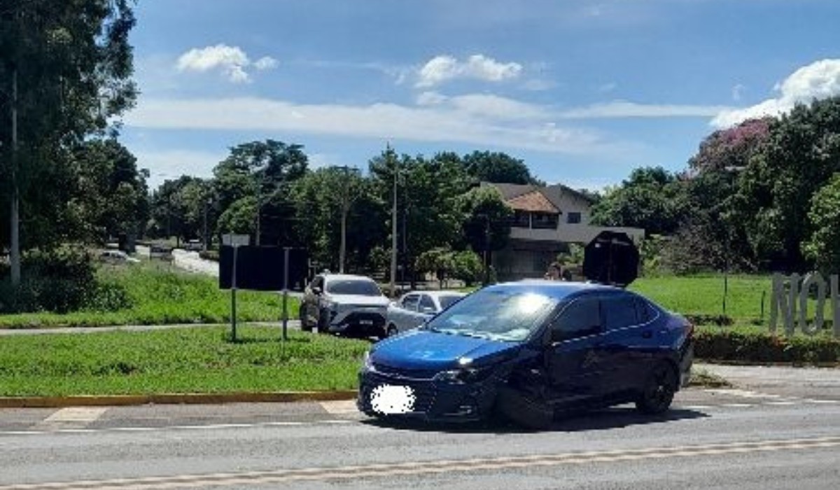 Acidente entre dois carros interdita rodovia SP-333 em Itápolis 