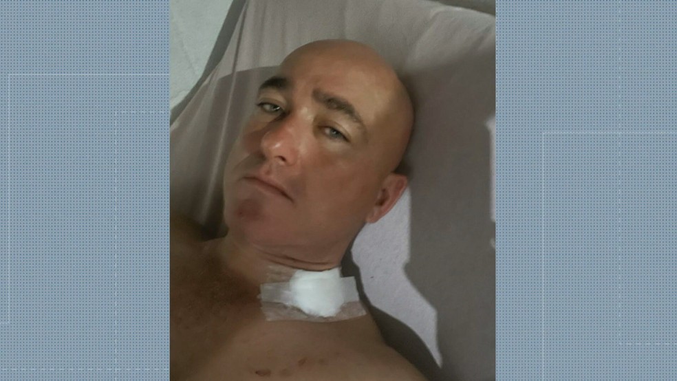 Kelvynton aparece com curativo no pescoço e fala sobre recuperação após ser ferido por estilhaços — Foto: Reprodução/ Redes sociais