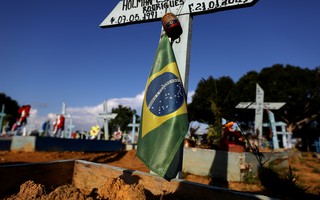 Após 3 anos da 1ª morte, Brasil chega à marca de 700 mil vítimas da Covid