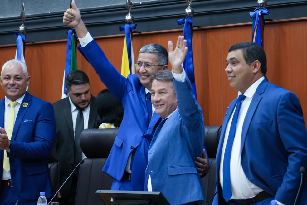 Ao centro, Edilson Damião e Antonio Denaium, quando ocorreu a transmissão do cargo de governador de Roraima. Ao lado direito, o presidente da Ale-RR, Soldado Sampaio. — Foto: Marley Lima/Ale-RR/Divulgação