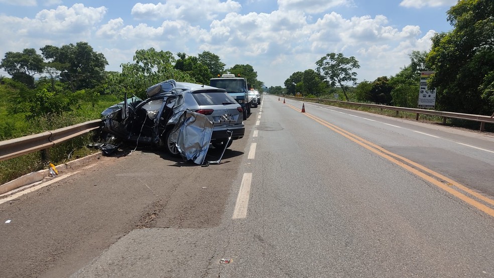 Acidente deixou duas pessoas mortas e outras três feridas — Foto: Polícia Rodoviária Federal