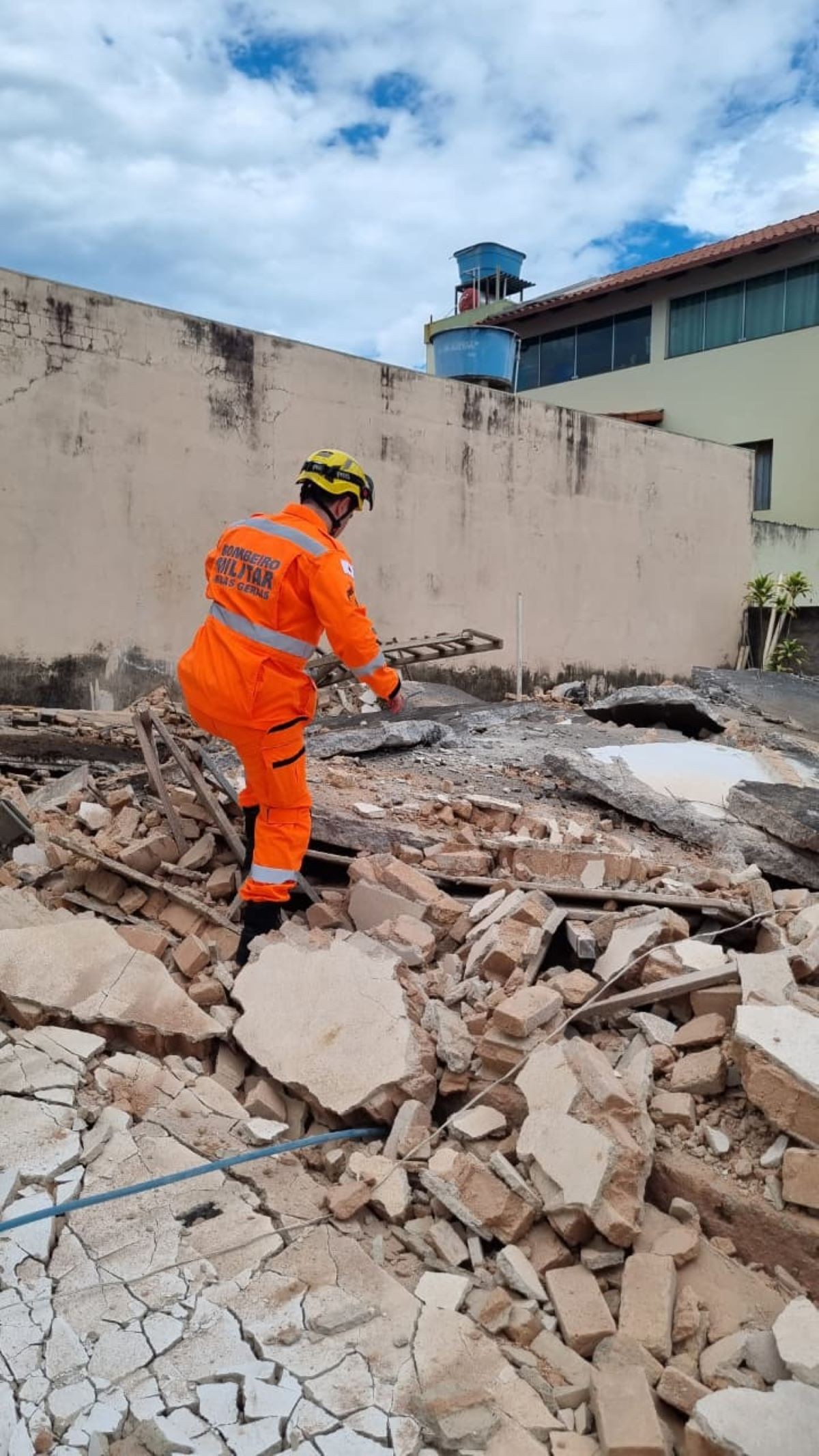 Desmoronamento é registrado no Bairro L. P. Pereira, em Divinópolis