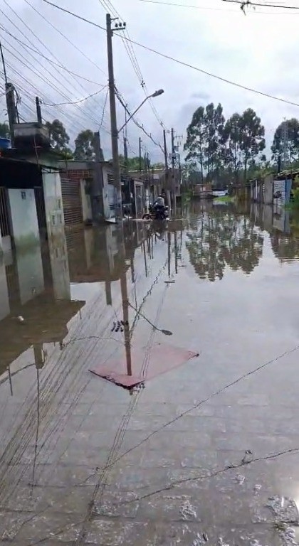 Temporal deixa ruas alagadas e moradores têm casas invadidas por água em cidades do Alto Tietê