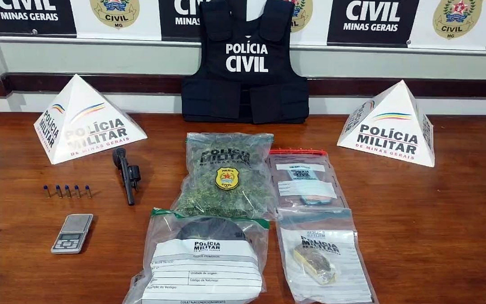 Homem é preso suspeito de sequestrar adolescente e ameaçá-la com 'roleta russa' em Itajubá
