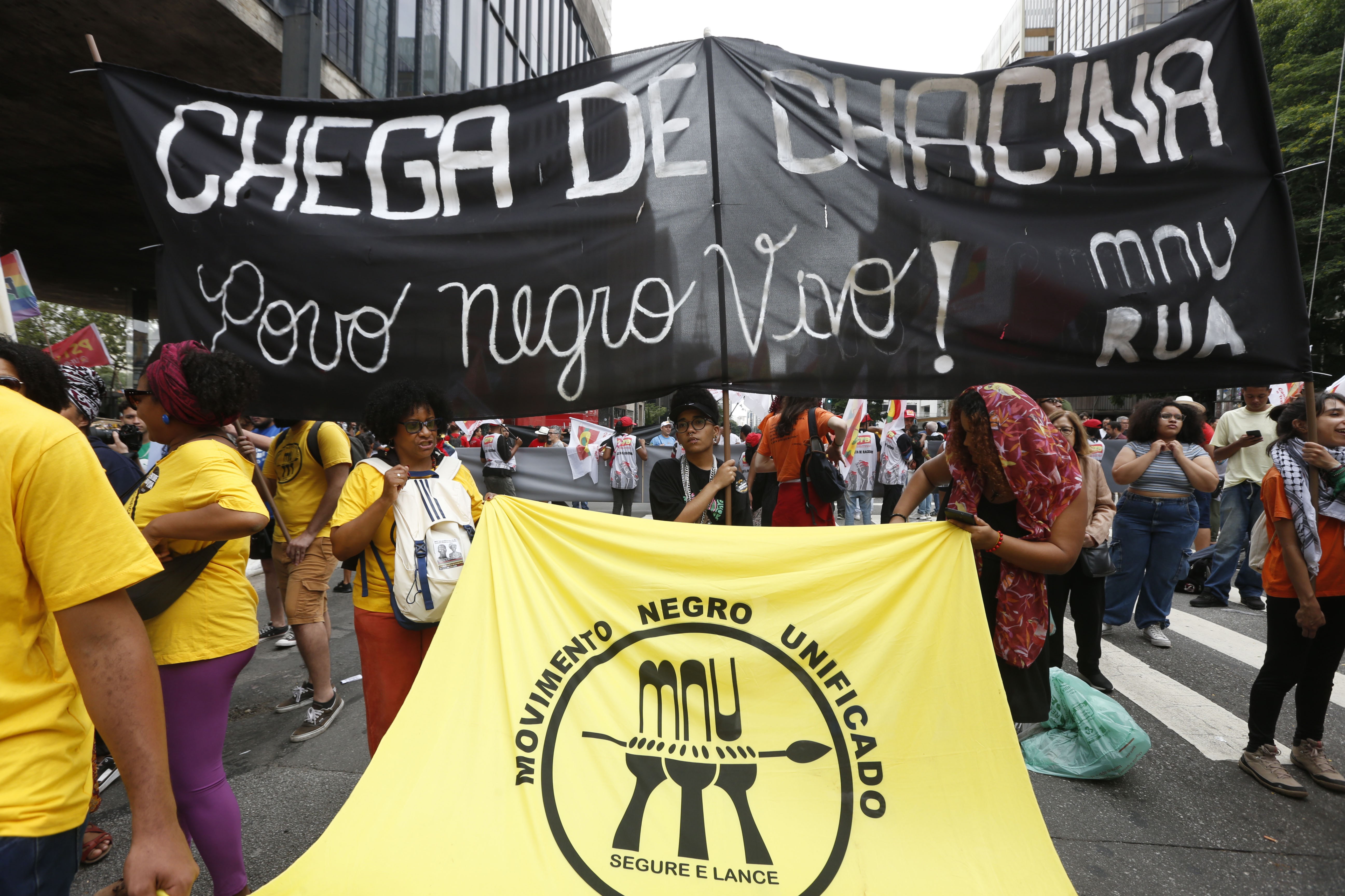 1 assassinato a cada 16 minutos: 77% das vítimas de homicídio no Brasil são pessoas negras, diz Atlas da Violência