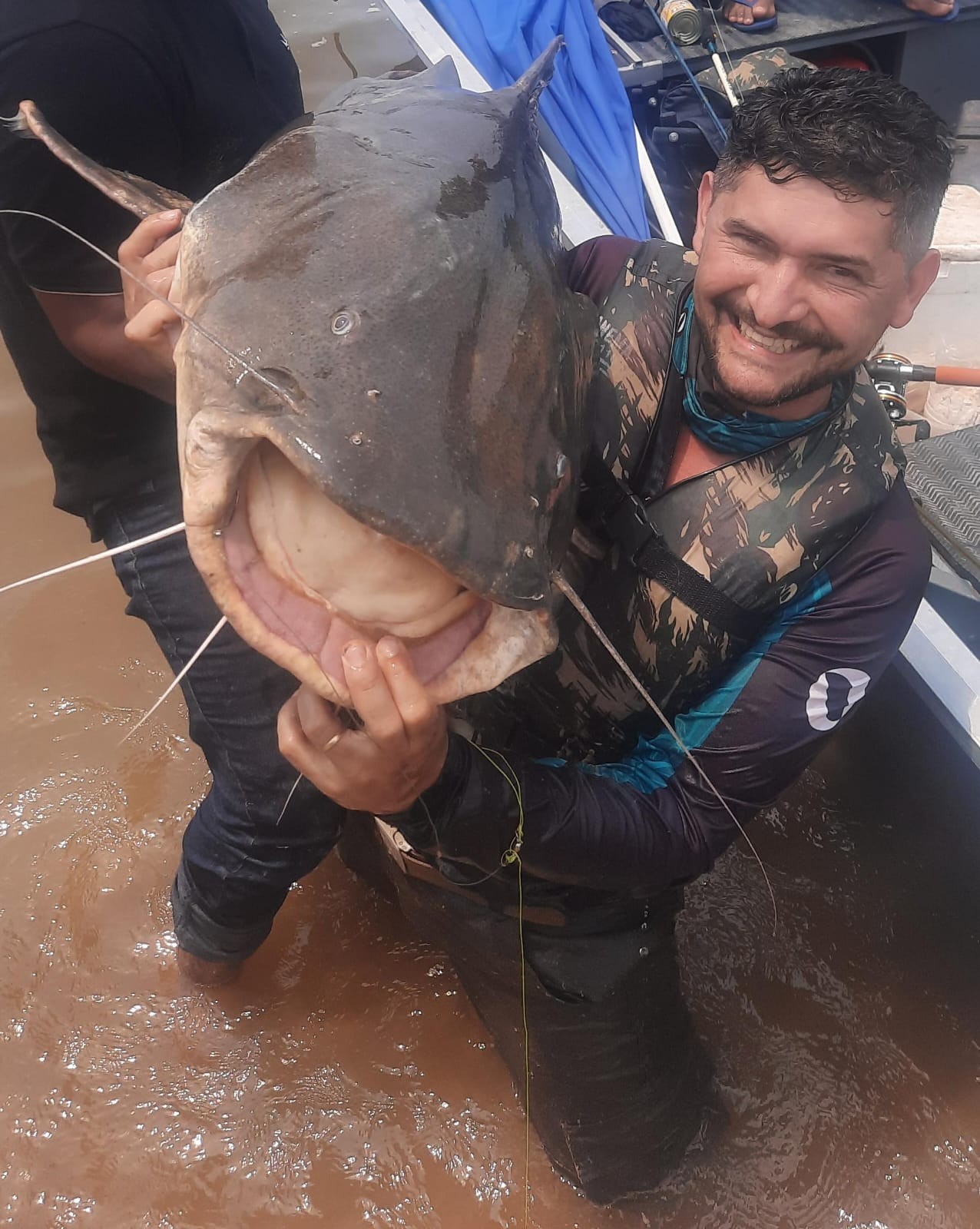 Pescador cumpre promessa e fisga peixe 'maior que a filha' em rio de Rondônia