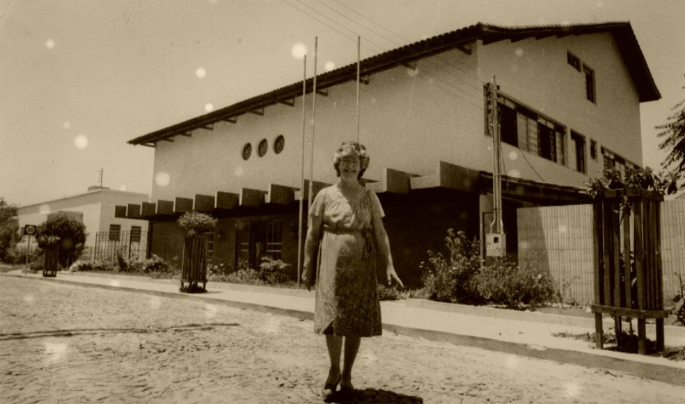 Isabel Salomão em frente à Casa do Caminho, em Juiz de Fora — Foto: TV Integração/Reprodução