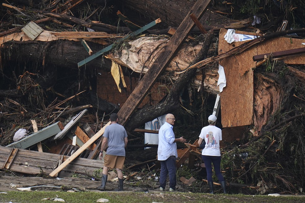 Enxurrada repentina no Texas deixa mortos e destrói acampamento — Foto: Julio Cortez/AP