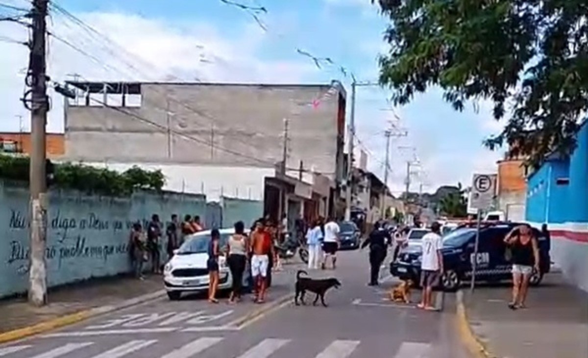 Ex-aluno invade escola e fere professora com faca em Suzano
