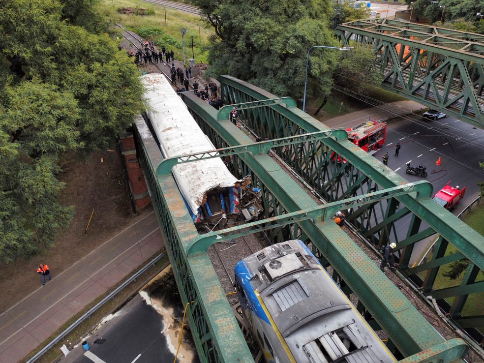 Imagem aérea mostra trens da rede de metrô de superfícies de Buenos Aires, na Argentina, após colisão, em 10 de maio de 2024. — Foto: Franco Dergarabedian/ AP