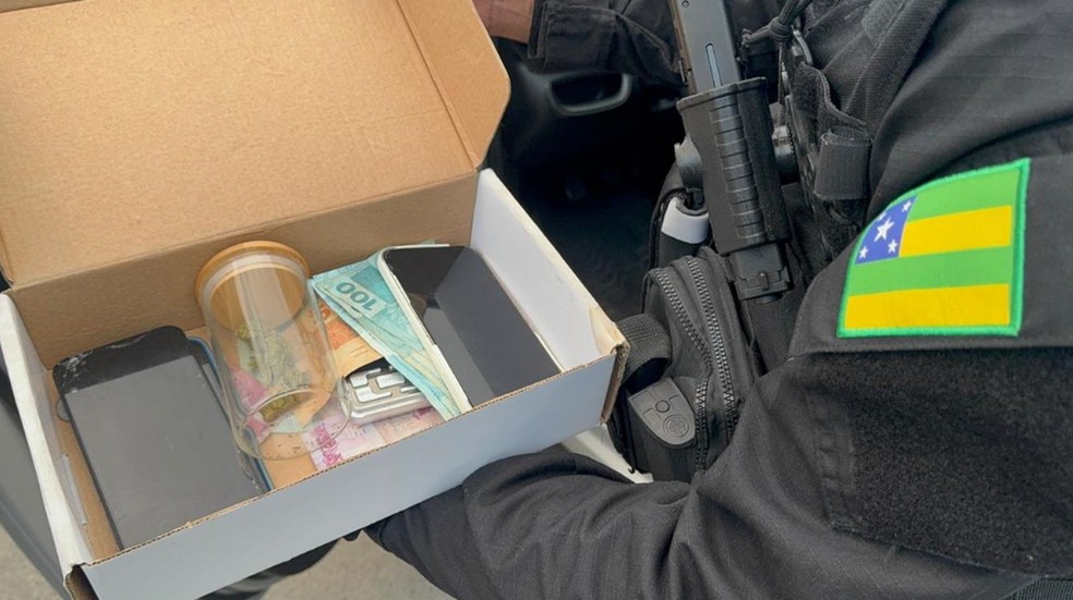 Dinheiro e celulares apreendidos durante operação policial em Sergipe — Foto: SSP/SE