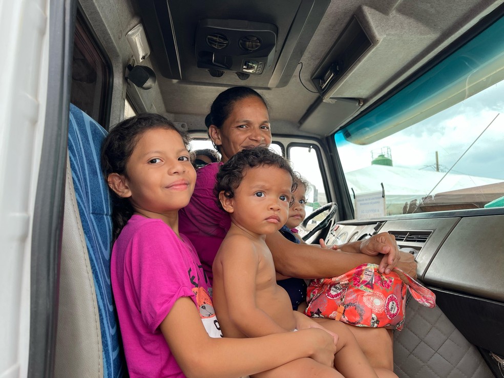 Primeira família abrigada no Parque de Exposições, retorna para casa nesta quinta (27) — Foto: Aline Pontes/Rede Amazônica