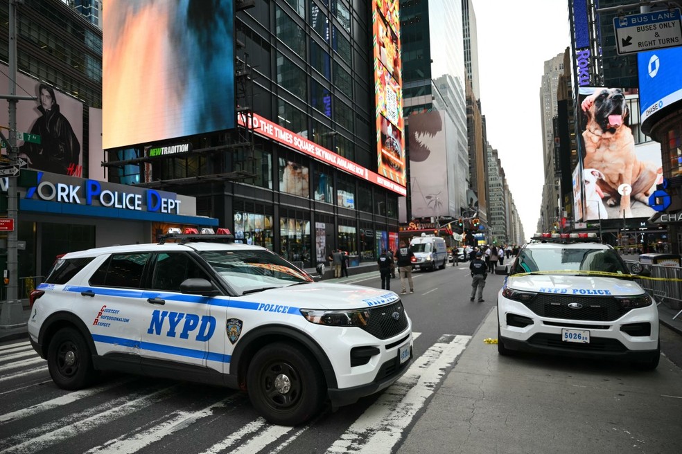 Polícia de Nova York interditou área da Times Square após mulher esfaquear duas pessoas e ser baleada — Foto: Angela Weiss/AFP