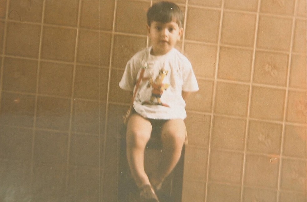 Caio Bonfim, quando crian�a, tinha pernas arqueadas.  � Foto: Arquivo pessoal 