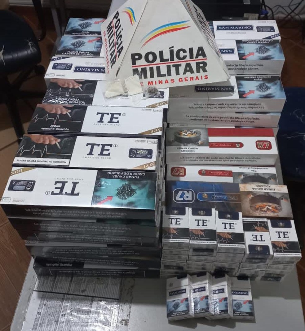 PM apreende mais de 700 maços de cigarro contrabandeados em bar, em Paraisópolis, MG — Foto: Polícia Militar